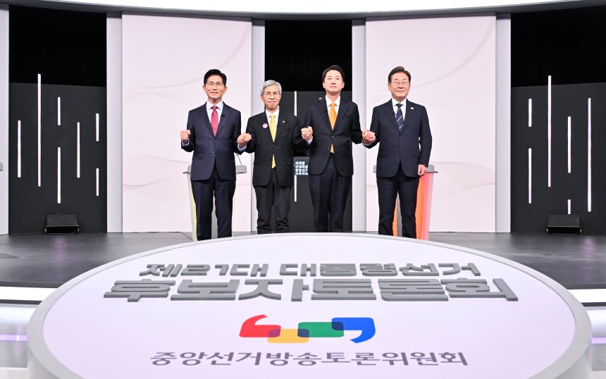18일 서울 마포구 SBS프리즘타워에서 열린 중앙선거방송토론위원회 주관 제21대 대통령선거 후보자토론회에서 각 정당 대선 후보들이 선전을 다짐하고 있다. 왼쪽부터 국민의힘 김문수, 민주노동당 권영국, 개혁신당 이준석