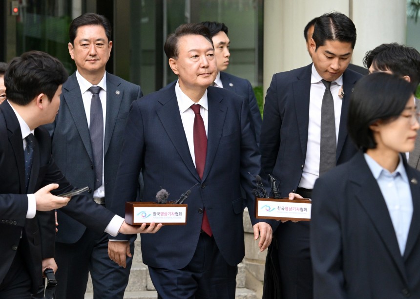 윤석열 전 대통령이 12일 오전 서울 서초구 중앙지방법원에서 열린 내란 우두머리 혐의, 직권남용 권리행사방해 혐의 사건 3차 공판을 마치고 법원을 나서고 있다. / 뉴스1