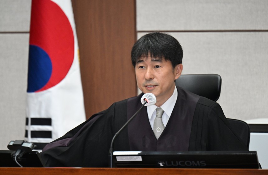 지귀연 부장판사가 지난달 21일 서울 서초동 서울중앙지법에서 열린 내란 우두머리 혐의 형사재판 2번째 공판에서 취재진의 퇴장 관련 발언하고 있다. /뉴스1