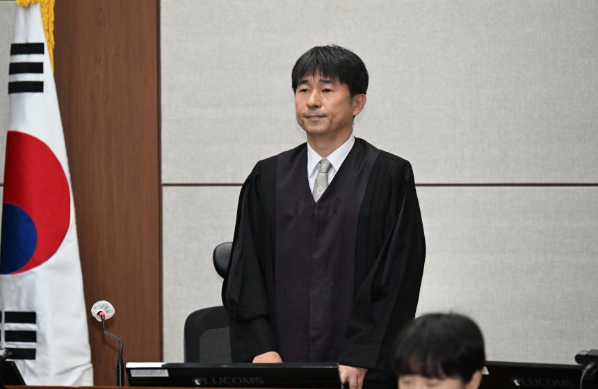 지귀연 부장판사가 21일 서울 서초동 서울중앙지법에서 열린 내란 우두머리 혐의 형사재판 2번째 공판에서 인사하고 있다./뉴스1