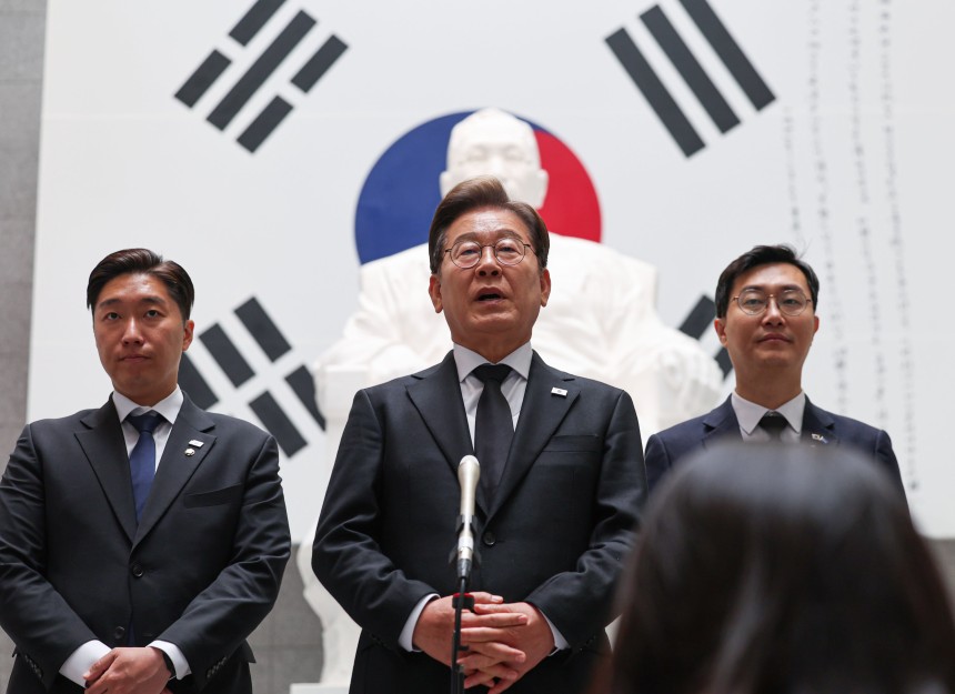 이재명 더불어민주당 대통령 후보가 19일 서울 용산구 백범김구 묘역을 방문해 참배를 마친 뒤 백브리핑을 하고 있다. (공동취재)/뉴스1