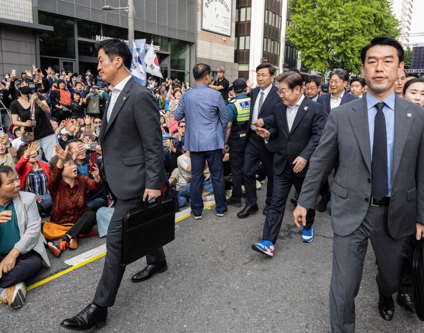이재명 더불어민주당 대통령 후보가 17일 광주광역시 동구 금남로에서 열린 5·18 광주민주화운동 45주기 전야제에 경찰의 경호를 받으며 입장하다 시민들과 인사하고 있다. /뉴스1