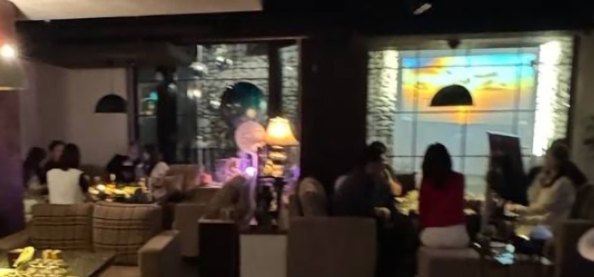 더불어민주당은 19일 지귀연 부장판사가 룸살롱에서 접대 받았다는 증거로 3장의 사진을 공개했다. /민주당 선거대책위원회 제공