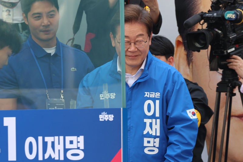李, 보수진영 겨냥해 “찢어진 텐트서 고생… <b>민주당</b>이 ‘진짜 빅텐트’...