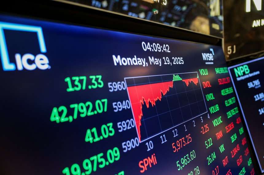 19일(현지 시각) 미국 뉴욕증권거래소(NYSE)의 트레이딩 화면./로이터 연합뉴스