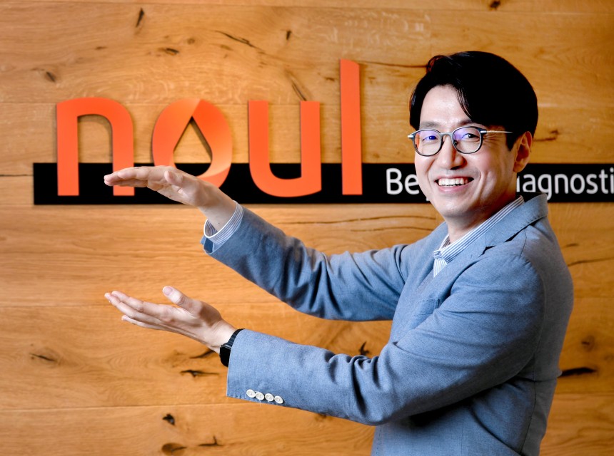 노을은 자궁경부암을 인공지능(AI)으로 검사하는 의료기기를 개발했다. 임찬양 대표는 지난달 18일 경기도 용인시 본사에서 "의료 시설이 낙후된 지역에서도 20여 분 만에 자궁경부암을 검사할 수 있다"고 했다./조선비