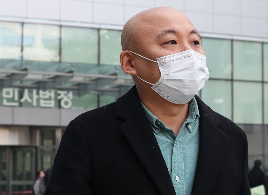 웹툰작가 주호민이 2월 1일 오전 경기 수원시 영통구 수원지방법원을 나오고 있다. 이날 '주호민 아들 아동학대' 혐의로 기소된 특수교사가 1심에서 벌금 200만원 선고유예를 받았다. /뉴스1