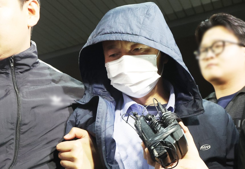 시흥 흉기사건의 용의자인 차철남이 19일 경찰에 긴급체포돼 경기 시흥경찰서로 압송되고 있다. /연합뉴스