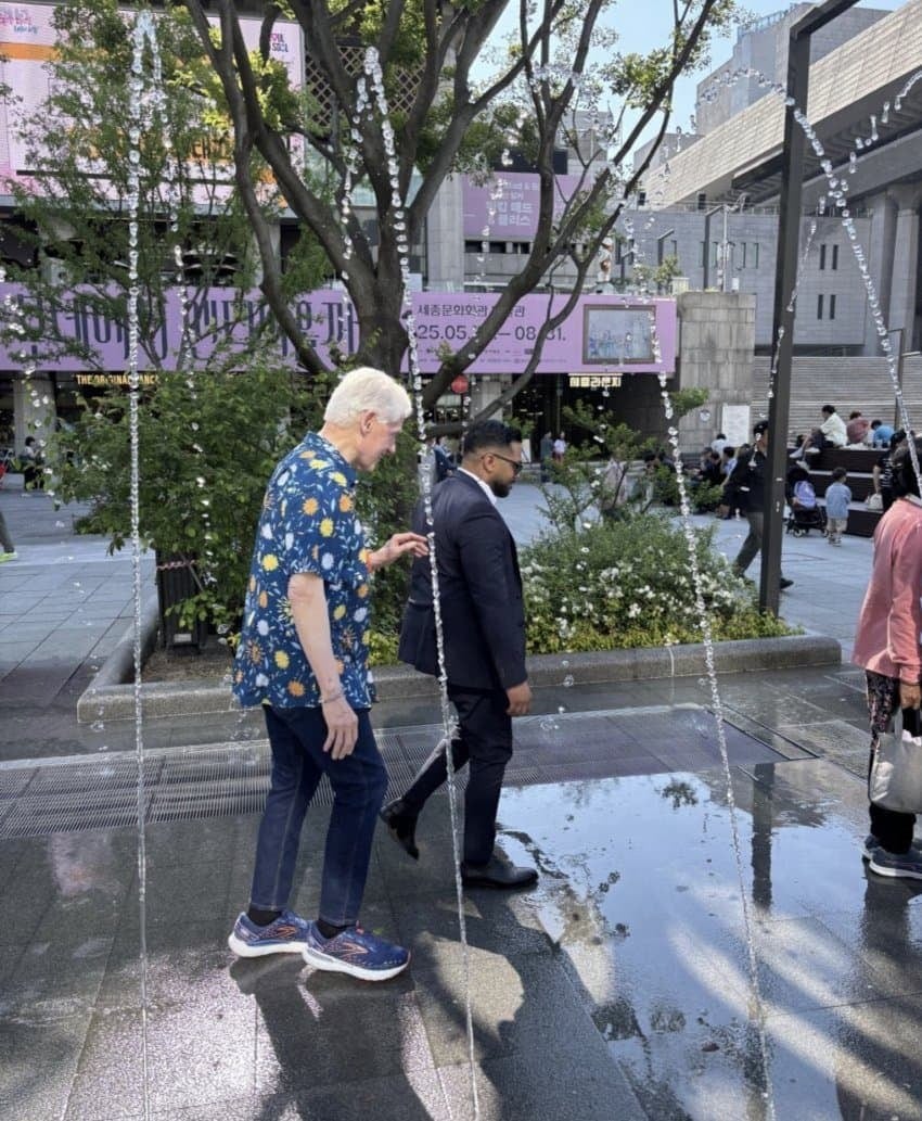 빌 클린턴 전 미국 대통령으로 보이는 남성이 서울 광화문광장에서 목격됐다. /인터넷 캡처