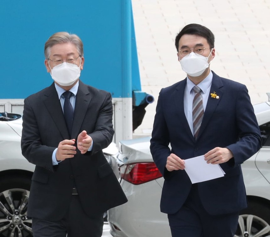 지난 2023년 이재명 더불어민주당 대표와 김남국 의원 모습./뉴스1