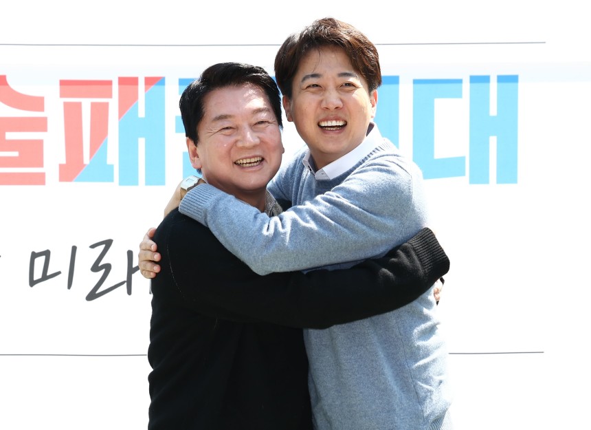 지난 4월 안철수 국민의힘 당시 대선 경선 후보와 이준석 개혁신당 대선 후보가 경기 성남시 판교역 인근 광장에서 열린 '미래를 여는 단비토크, Ai 기술패권시대 대한민국 미래를 말하다'에서 포옹하며 기념촬영을 하고 