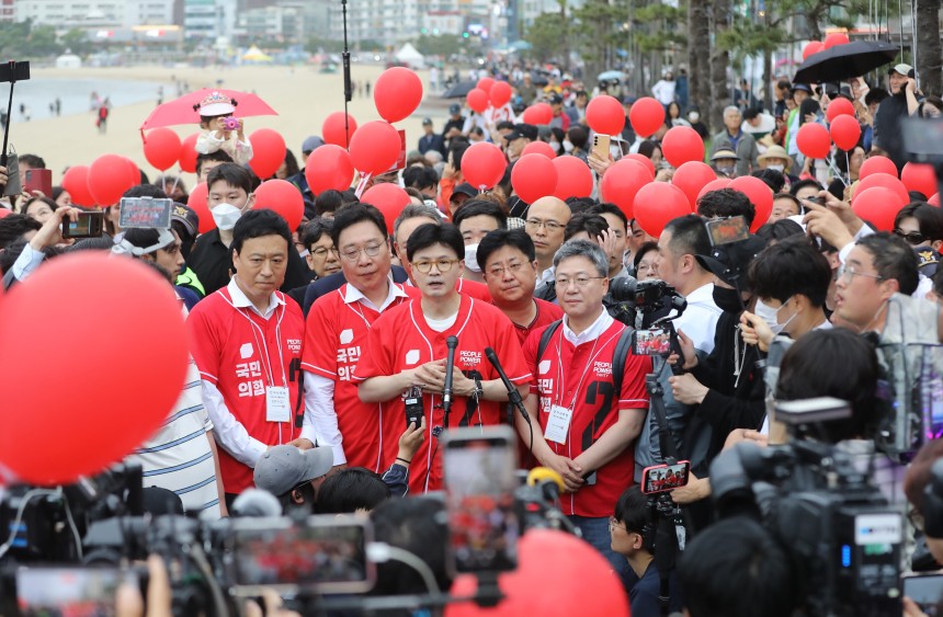 한동훈 전 국민의힘 대표(가운데)가 20일 오후 부산 수영구 광안리해수욕장에서 김문수 국민의힘 대통령 후보 지원 유세에 나선 가운데 언론 브리핑을 하고 있다. /뉴스1