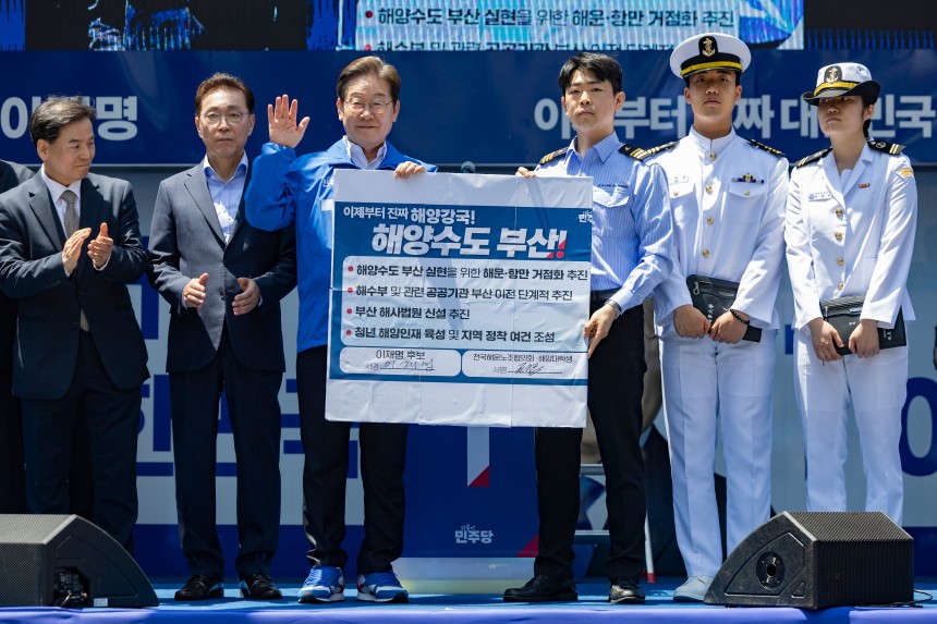 이재명(왼쪽 세번째) 더불어민주당 대통령 후보가 부산·경남(PK) 지역 유세에 나선 14일 부산 부산진구 서면에서 권기흥 에이치라인해운해상직원노조 위원장과 해양수도 부산 협약서에 서명한 뒤 기념 촬영하고 있다./뉴스