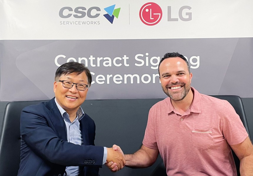 LG전자는 최근 북미 1위 세탁솔루션 기업 'CSC 서비스웍스'(CSC Serviceworks)와 상업용 세탁기 공급계약을 체결했다고 21일 밝혔다. 사진은 김상용(왼쪽) LG전자 미국법인 HS담당 전무와 로드리고