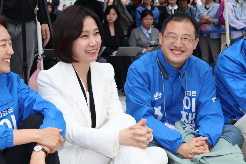 허은아 전 개혁신당 대표와 국민의힘을 탈당해 더불어민주당에 입당한 김상욱 의원이 19일 서울 영등포구 타임스퀘어에서 열린 더불어민주당 이재명 대선 후보 유세에 참석해 활짝 웃고 있다. /연합뉴스