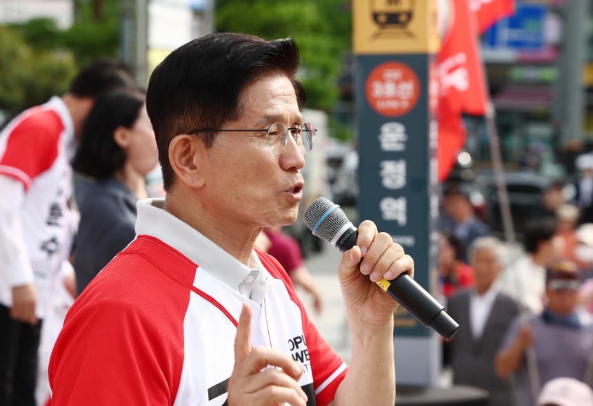 김문수 국민의힘 대통령 후보가 21일 경기 파주시 새암공원에서 유세를 하고 있다. /뉴스1