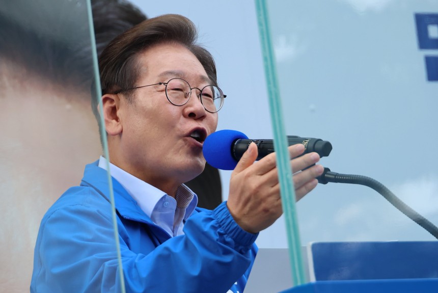 더불어민주당 이재명 대선 후보가 21일 인천광역시 서구 청라동 유세에서 방탄유리 내부에 들어가 시민들에게 지지를 호소하고 있다. /연합뉴스