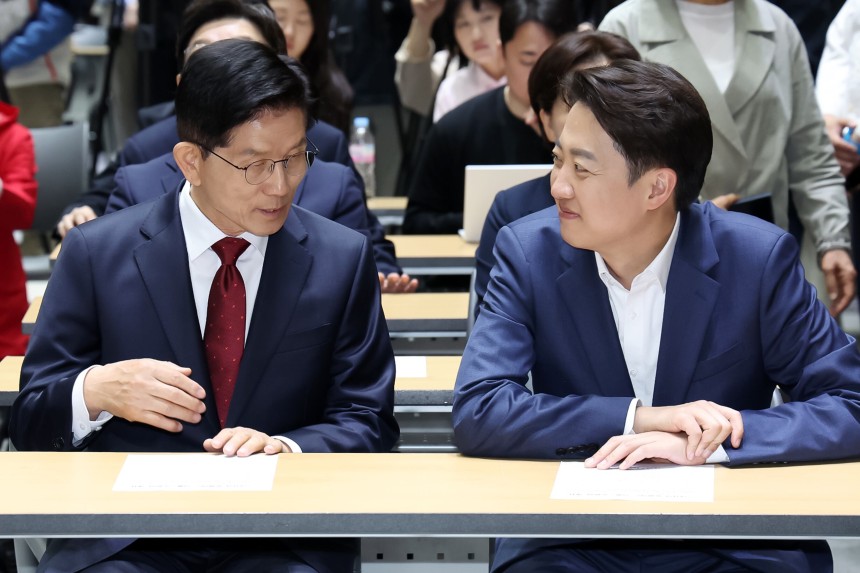 김문수 국민의힘 대통령 후보(왼쪽)와 이준석 개혁신당 대통령 후보가 19일 오전 서울 중구 서울시청에서 열린 '약자와 동행하는 서울 토론회'에 참석해 나란히 앉아 있다./뉴스1