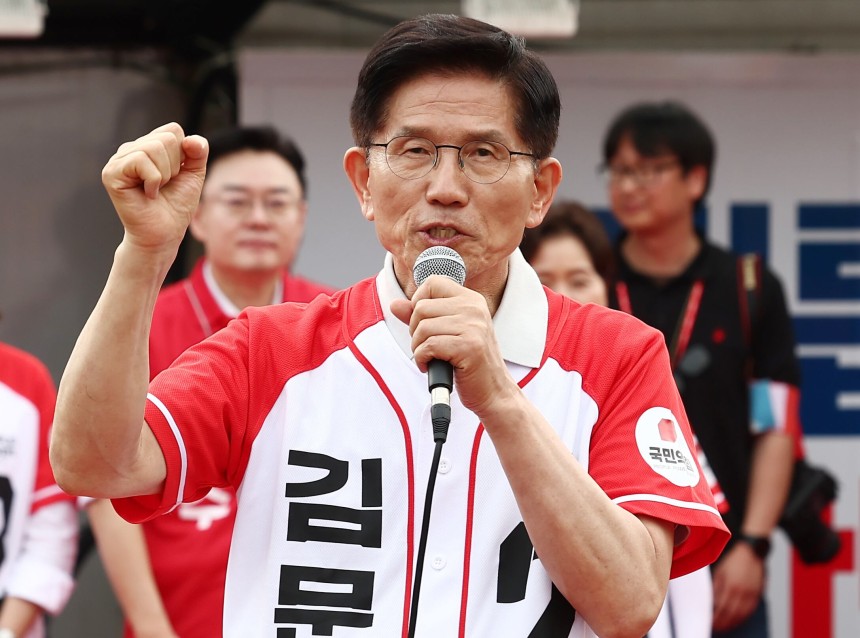 (동두천=뉴스1) 김민지 기자 = 김문수 국민의힘 대통령 후보가 21일 경기 동두천시 지행역 광장에서 유세를 하고 있다. 2025.5.21/뉴스1