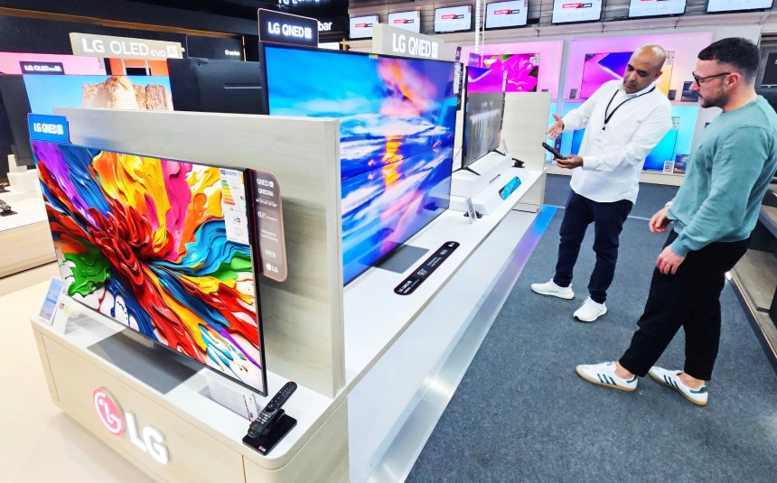 독일 프랑크푸르트의 한 매장에 LG TV가 전시돼 있다./LG전자  