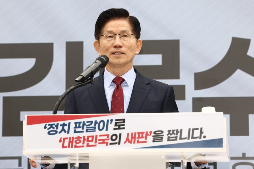 (서울=뉴스1) 김민지 기자 = 김문수 국민의힘 대통령 후보가 22일 오전 서울 여의도 중앙당사에서 정치개혁 관련 긴급 기자회견을 하고 있다. 2025.5.22/뉴스1