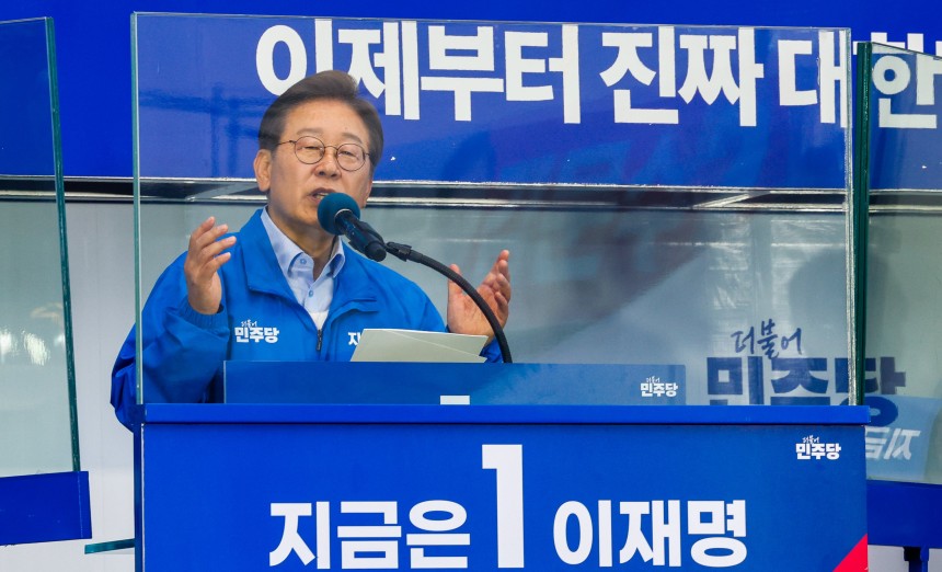 이재명 더불어민주당 대통령 후보가 사흘째 수도권 표심잡기에 나선 21일 오후 자신의 지역구인 인천 계양구 계양역을 찾아 유세하는 가운데 이 후보의 방탄 유리에 김문수 국민의힘 후보 현수막이 반사되어 비치고 있다. /