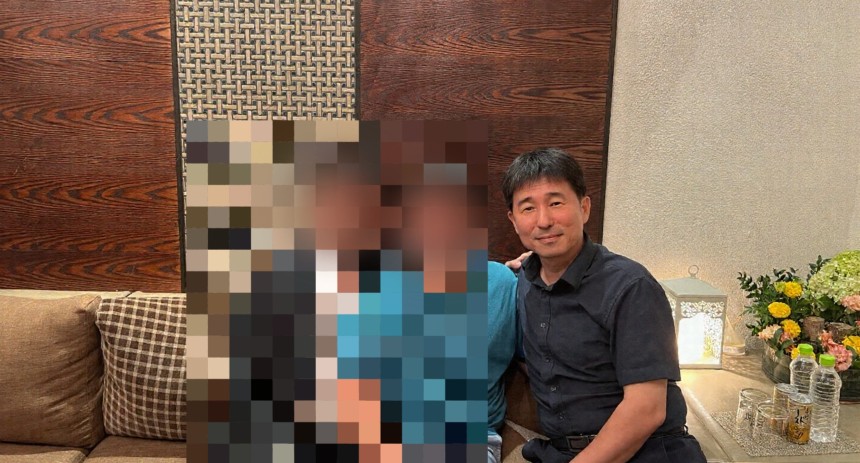 더불어민주당은 19일 윤석열 전 대통령의 내란 우두머리 혐의 재판을 담당하고 있는 지귀연 서울중앙지법 부장판사의 룸살롱 접대 의혹과 관련한 사진을 공개했다./뉴스1