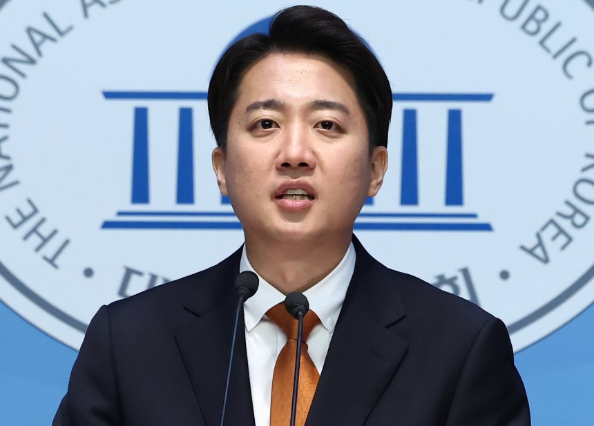 이준석 개혁신당 대통령 후보가 22일 서울 여의도 국회 소통관에서 단일화 관련 긴급 기자회견을 열고, 기호 4번 개혁신당으로 완주하겠다고 밝혔다. /뉴스1