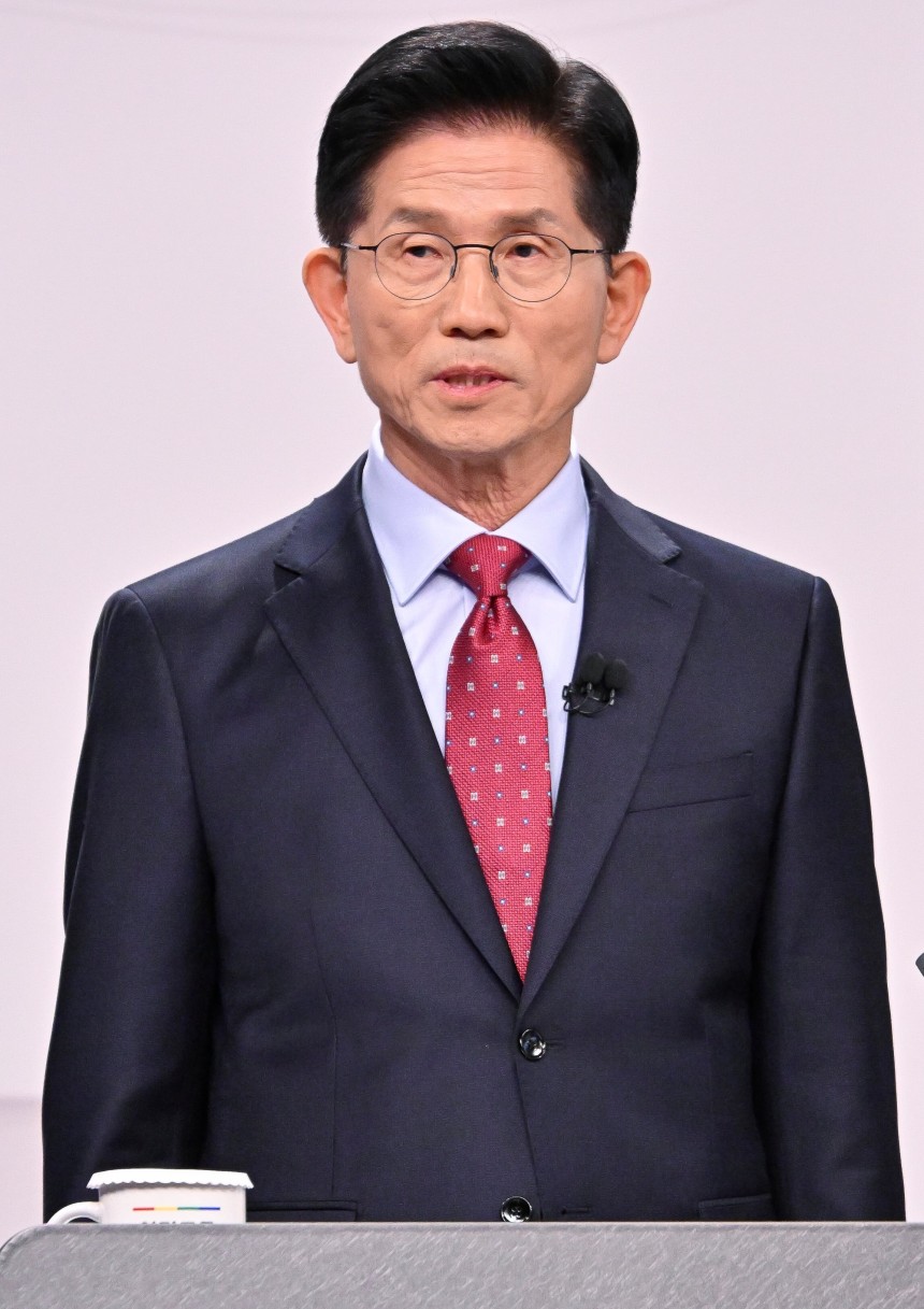 지난 18일 첫 번째 대선 후보 간 TV토론에 참석한 국민의힘 김문수 후보./연합뉴스