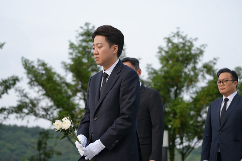 봉하마을 찾은 이준석 “<b>노무현</b> 전 대통령처럼 소신 있는 정치할 것”
