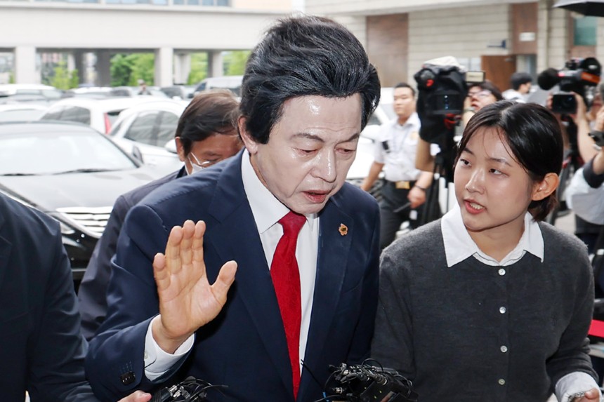 신도 성추행과 사기 등 혐의를 받는 허경영 국가혁명당 명예대표가 16일 오후 경기 의정부시 의정부지방법원에서 열린 영장실질심사에 출석하고 있다. /뉴스1