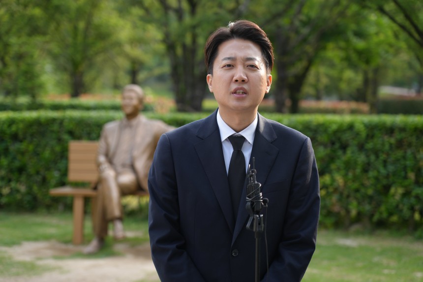이준석 개혁신당 대통령 후보가 고 노무현 전 대통령 16주기인 23일 오전 경남 김해시 봉하마을 노 전 대통령 묘역을 찾아 참배한 뒤 취재진 질문에 답하고 있다. (개혁신당 제공)/뉴스1 