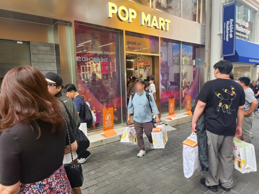 22일 오전 11시쯤 서울 중구 명동에 위치한 팝마트. 오픈런에 성공한 중국인 리셀러들이 양손에 제품을 들고 가게 바깥으로 나왔다. 이 아트토이들은 보통 중국에서 다시 판매된다. /김관래 기자