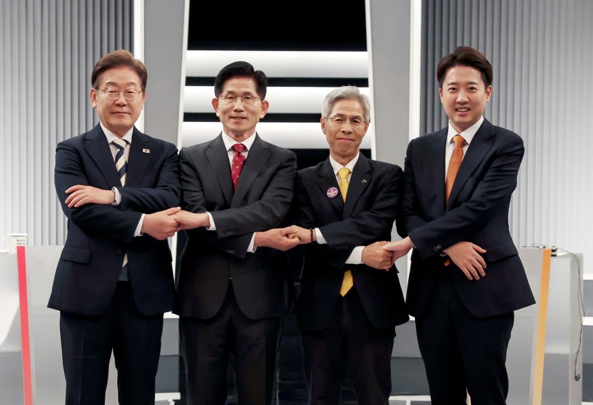 (서울=뉴스1) 국회사진기자단 = 이재명 더불어민주당(왼쪽부터), 김문수 국민의힘, 이준석 개혁신당, 권영국 민주노동당 대통령 후보가 23일 서울 영등포구 KBS본관 스튜디오에서 중앙선거방송토론위원회 주관 제21대 