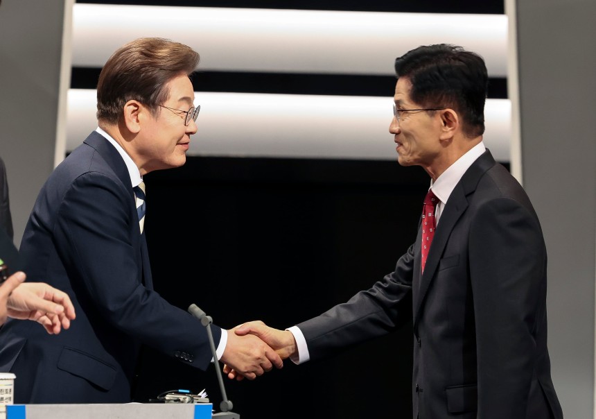 이재명 더불어민주당(왼쪽), 김문수 국민의힘 대통령 후보가 23일 서울 영등포구 KBS본관 스튜디오에서 중앙선거방송토론위원회 주관 제21대 대통령선거 2차 후보자 토론회 시작에 앞서 악수하고 있다. /뉴스1