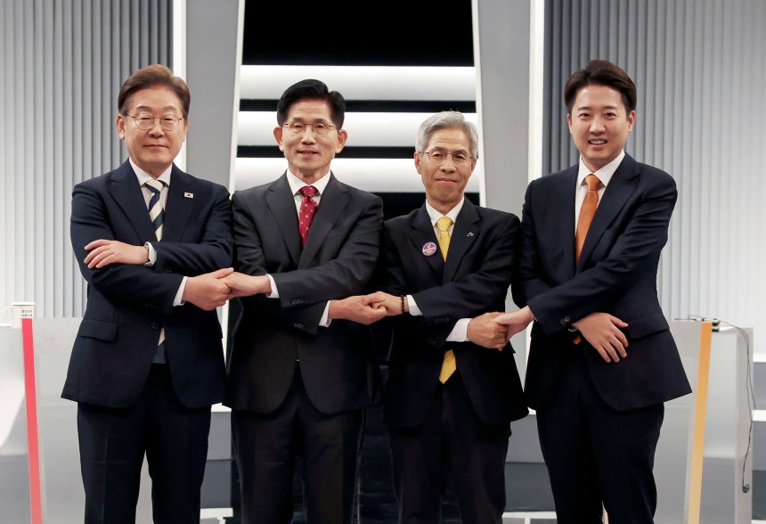 이재명 더불어민주당(왼쪽부터), 김문수 국민의힘, 권영국 민주노동당, 이준석 개혁신당 대통령 후보가 23일 서울 영등포구 KBS본관 스튜디오에서 중앙선거방송토론위원회 주관 제21대 대통령선거 2차 후보자 토론회 시작