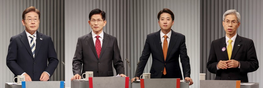 더불어민주당 이재명·국민의힘 김문수·개혁신당 이준석·민주노동당 권영국 대선후보가 23일 서울 여의도 KBS 스튜디오에서 열린 제21대 대선 2차 후보자 토론회를 준비하고 있다. /연합뉴스