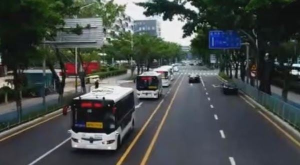 자율주행 버스가 시범 운행 중인 중국 선전.