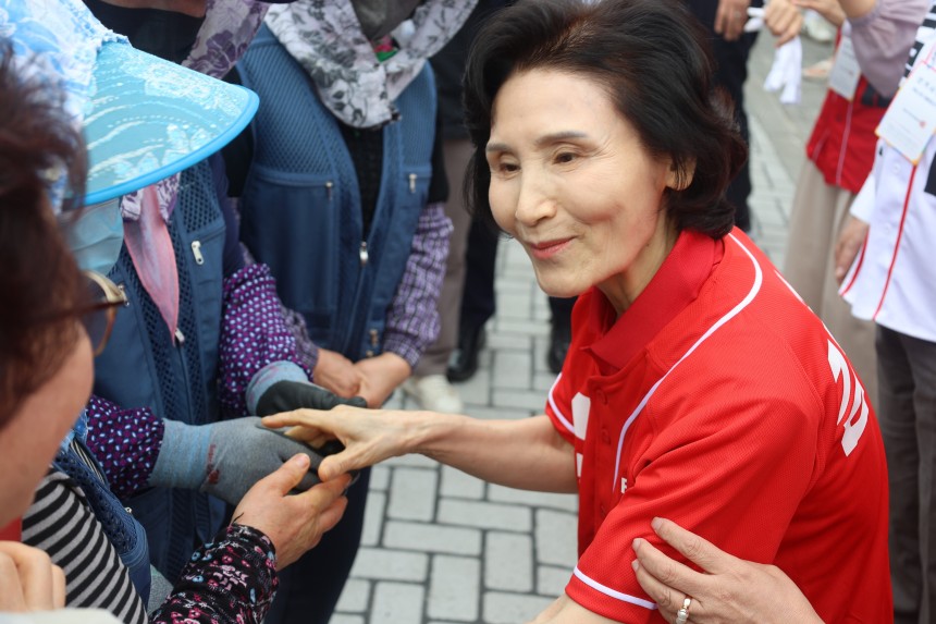 김문수 국민의힘 대통령 후보 부인 설난영 여사가 23일 강원 강릉시 중앙시장을 방문해 시민들과 인사하고 있다. /뉴스1