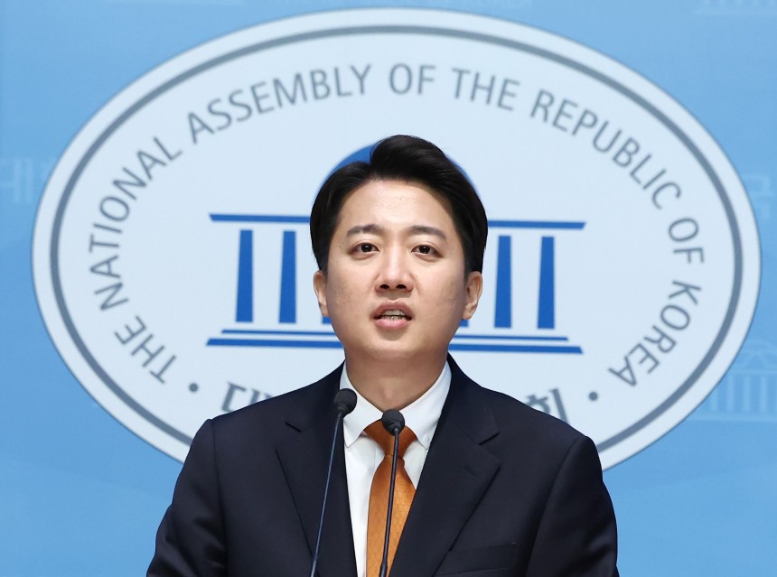 이준석 개혁신당 대통령 후보가 22일 서울 여의도 국회 소통관에서 단일화 관련 긴급 기자회견을 하고 있다. /뉴스1