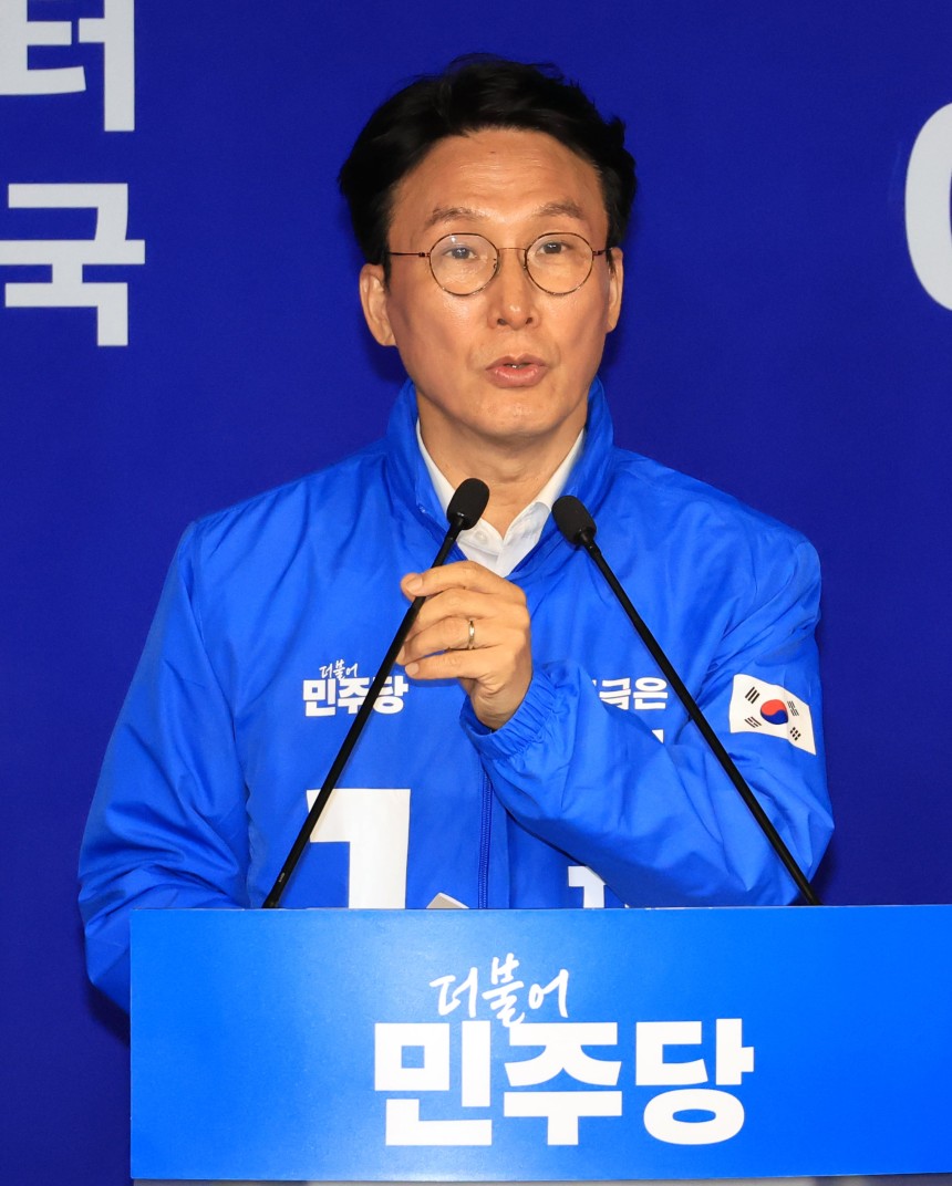 김민석 더불어민주당 상임공동선대위원장이 15일 서울 여의도 중앙당사에서 기자간담회를 하고 있다. /연합뉴스