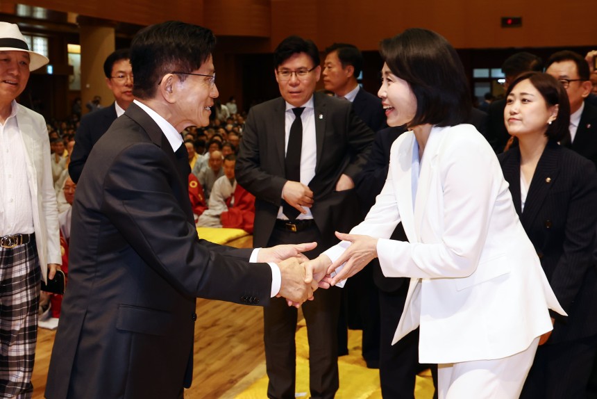김문수 국민의힘 대통령 후보(왼쪽)와 이재명 더불어민주당 대통령 후보 부인인 김혜경 여사가 24일 충북 단양군 구인사에서 열린 상월원각대조사 제51주기 열반대재에서 인사를 나누고 있다. /뉴스1
