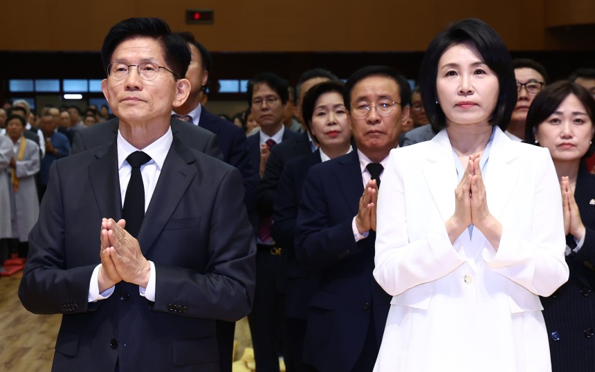 김문수 국민의힘 대통령 후보(왼쪽)와 이재명 더불어민주당 대통령 후보 부인인 김혜경 여사가 24일 충북 단양군 구인사에서 열린 상월원각대조사 제51주기 열반대재에 참석해 합장하고 있다. /뉴스1