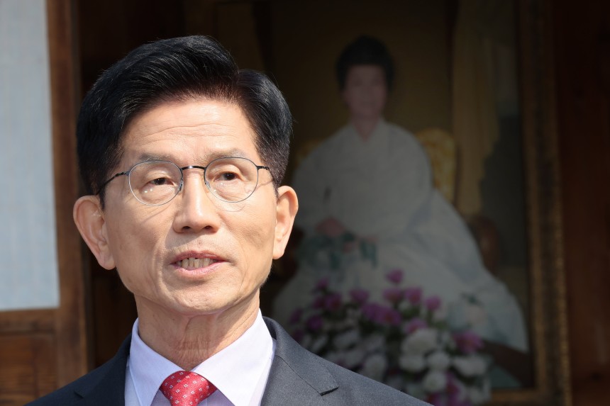  김문수 후보, 현안 관련 입장 발표    (옥천=연합뉴스) 박동주 기자 = 국민의힘 김문수 대선 후보가 25일 충북 옥천군 육영수 여사 생가를 방문한 뒤 취재진 앞에서 현안 관련 입장 발표를 하고 있다. 2025.