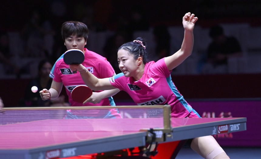 신유빈, 유한나가 24일(현지 시각) 카타르 도하 루사일 아레나에서 열린 2025 국제탁구연맹(ITTF) 세계선수권대회 여자복식 4강에서 베르나데트 쇠츠(루마니아)-소피아 폴카노바(오스트리아) 조와 경기를 펼치고 있