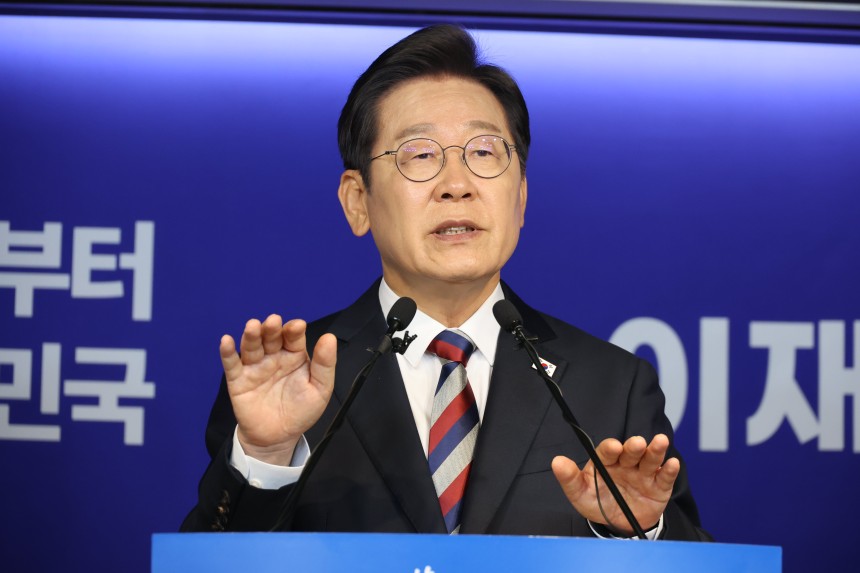 이재명 더불어민주당 대통령 후보가 25일 오전 서울 여의도 중앙당사에서 가진 기자간담회에서 모두 발언하고 있다.  /뉴스1