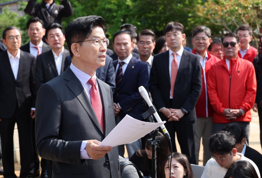  취재진 앞 발언하는 김문수 후보    (옥천=연합뉴스) 박동주 기자 = 국민의힘 김문수 대선 후보가 25일 충북 옥천군 육영수 여사 생가를 방문한 뒤 취재진 앞에서 현안 관련 입장 발표를 하고 있다. 2025.5.