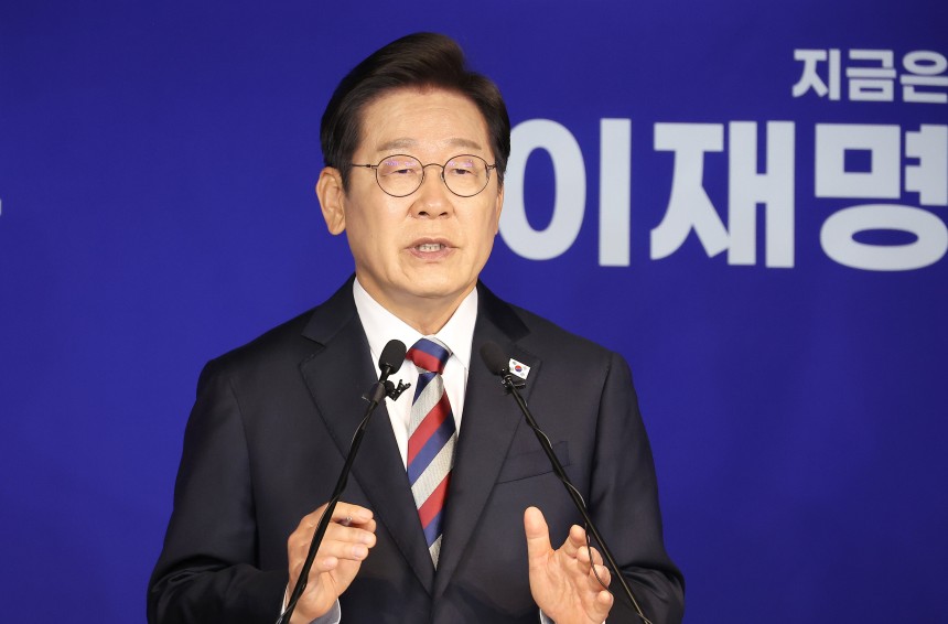 더불어민주당 이재명 대선 후보가 25일 서울 여의도 당사에서 열린 기자회견에서 취재진의 질문에 답변하고 있다. /연합뉴스 