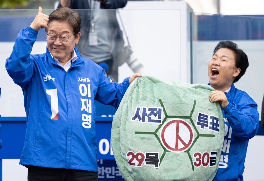 이재명 더불어민주당 대통령 후보가 24일 오후 경기도 시흥시 배곧아브뉴프랑센트럴광장에서 사전투표 독려 퍼포먼스를 하고 있다. /뉴스1