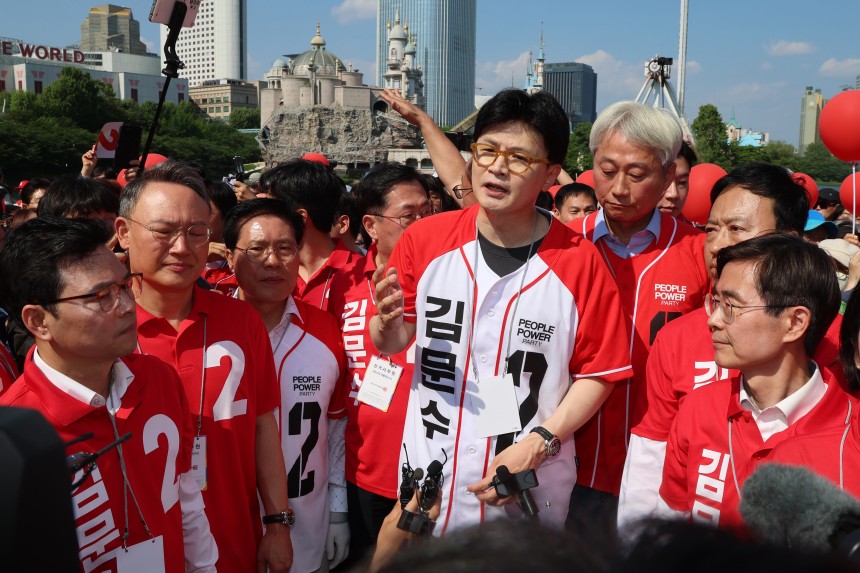한동훈 전 국민의힘 대표가 25일 오후 서울 송파구 석촌호수에서 김문수 대통령 후보 지원 유세를 마치고 취재진 질문에 답하고 있다. /뉴스1